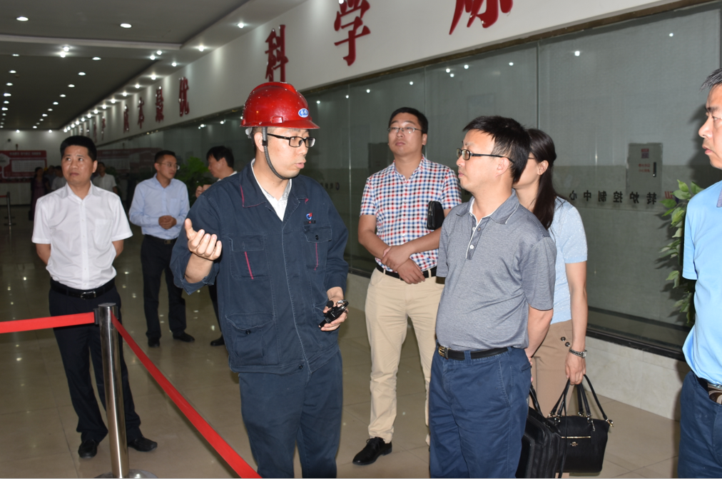 省國(guó)稅局劉江處長(zhǎng)一行來川威參觀交流(圖2)