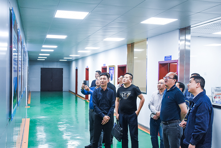 重慶能投集團渝新公司到川威集團連界區(qū)域參觀交流(圖2)