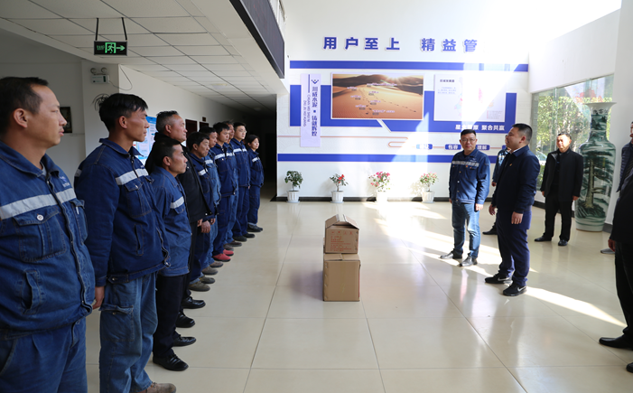 米易縣縣長代坤宏一行蒞臨星船城瑞達(dá)公司開展新春送溫暖慰問困難職工活動(圖2) 米易縣縣長代坤宏一行蒞臨星船城瑞達(dá)公司開展新春送溫暖慰問困難職工活動(圖2)
