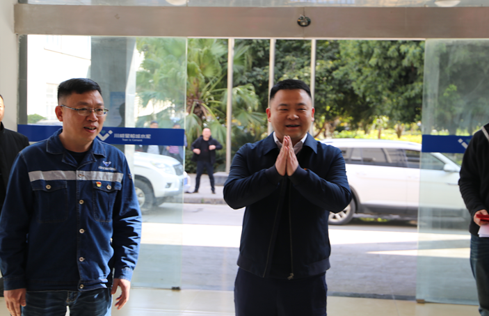 米易縣縣長代坤宏一行蒞臨星船城瑞達(dá)公司開展新春送溫暖慰問困難職工活動(圖3) 米易縣縣長代坤宏一行蒞臨星船城瑞達(dá)公司開展新春送溫暖慰問困難職工活動(圖3)