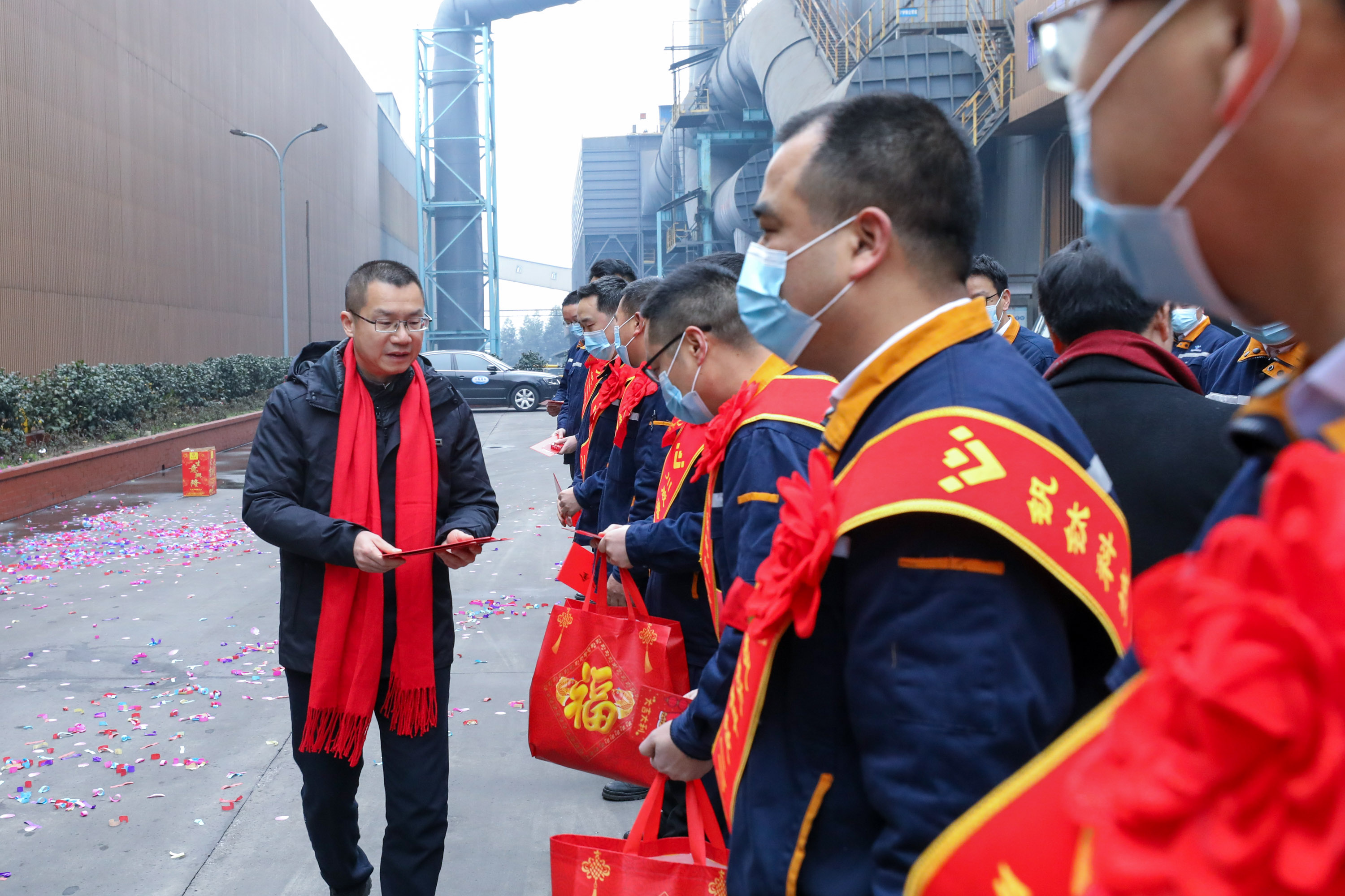 威遠(yuǎn)縣委書記蘭徐春節(jié)到連界基地慰問(圖1) 威遠(yuǎn)縣委書記蘭徐春節(jié)到連界基地慰問(圖1)