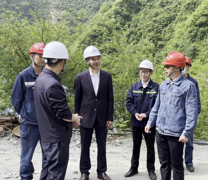 阿壩州政協(xié)副主席秦開(kāi)金一行到礦業(yè)總公司阿壩礦區(qū)調(diào)研