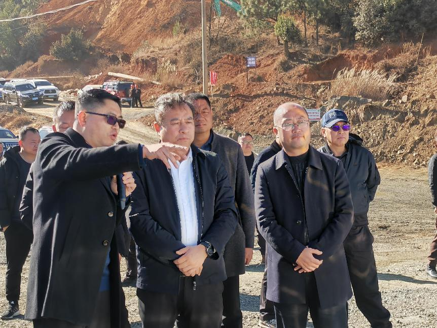 涼山州州委常委、州政府常務副州長向貴瑜到礦業(yè)總公司白草礦區(qū)調(diào)研