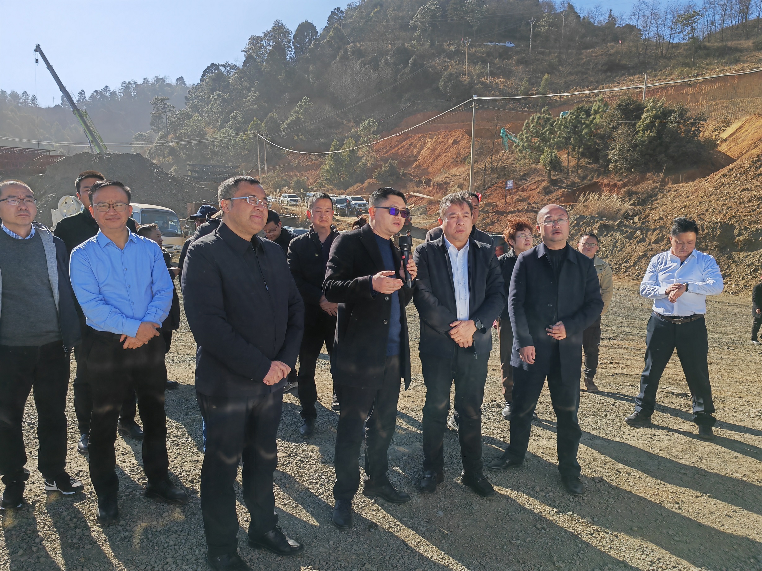 涼山州州委常委、州政府常務(wù)副州長向貴瑜到礦業(yè)總公司白草礦區(qū)調(diào)研(圖2)