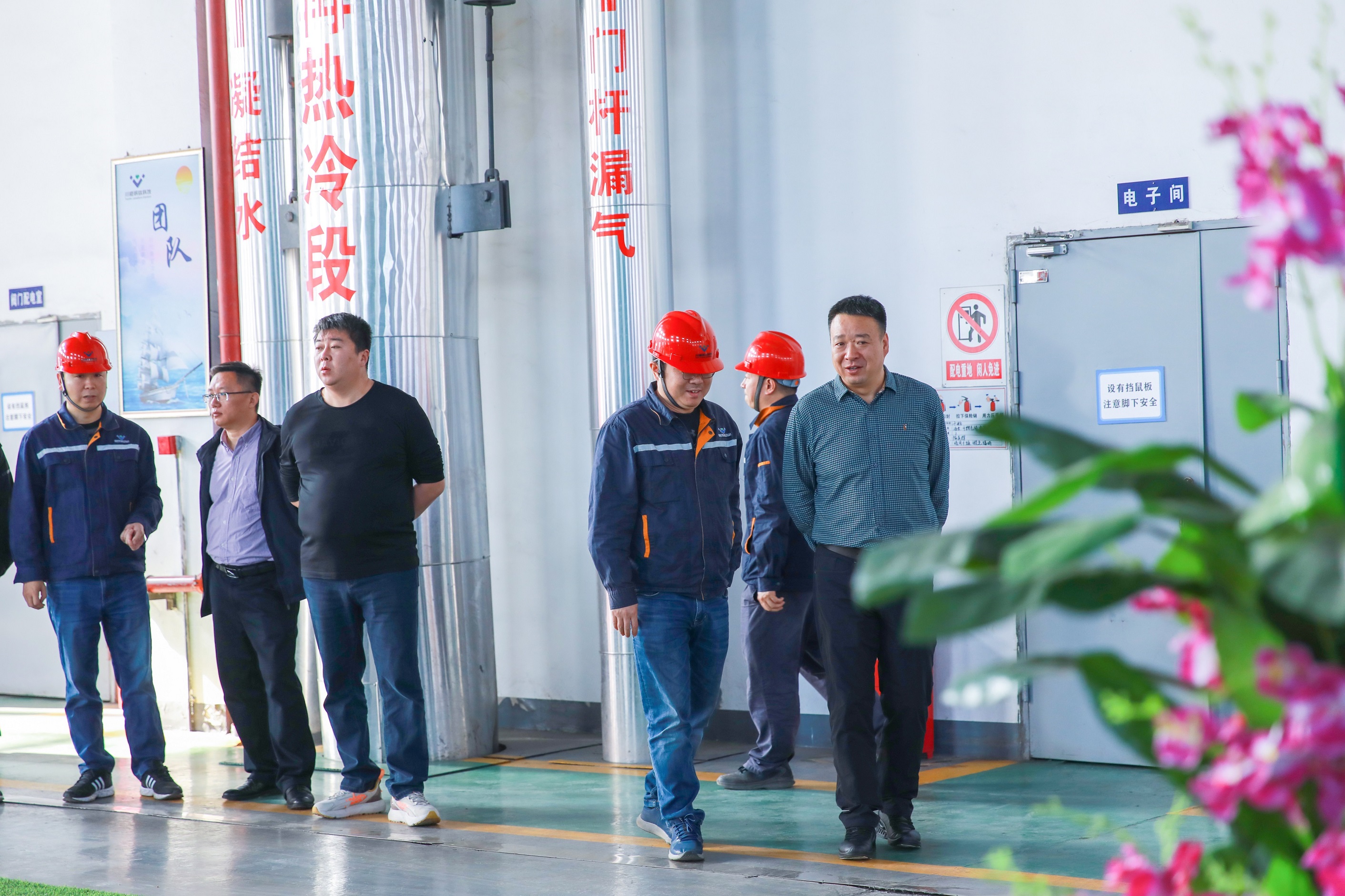 中石化綠源地熱能開發(fā)有限公司副總經(jīng)理陳蒙輝一行到川威調(diào)研交流(圖3)