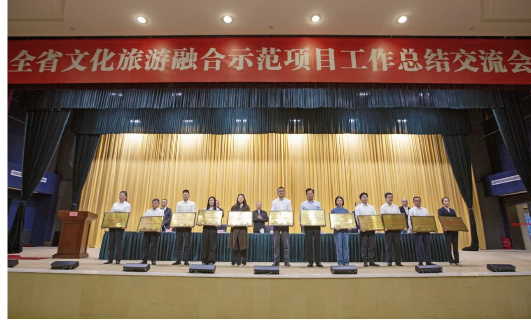 全省文化旅游融合示范項(xiàng)目工作總結(jié)交流會(huì)代表團(tuán)考察學(xué)習(xí)大石板項(xiàng)目(圖3)