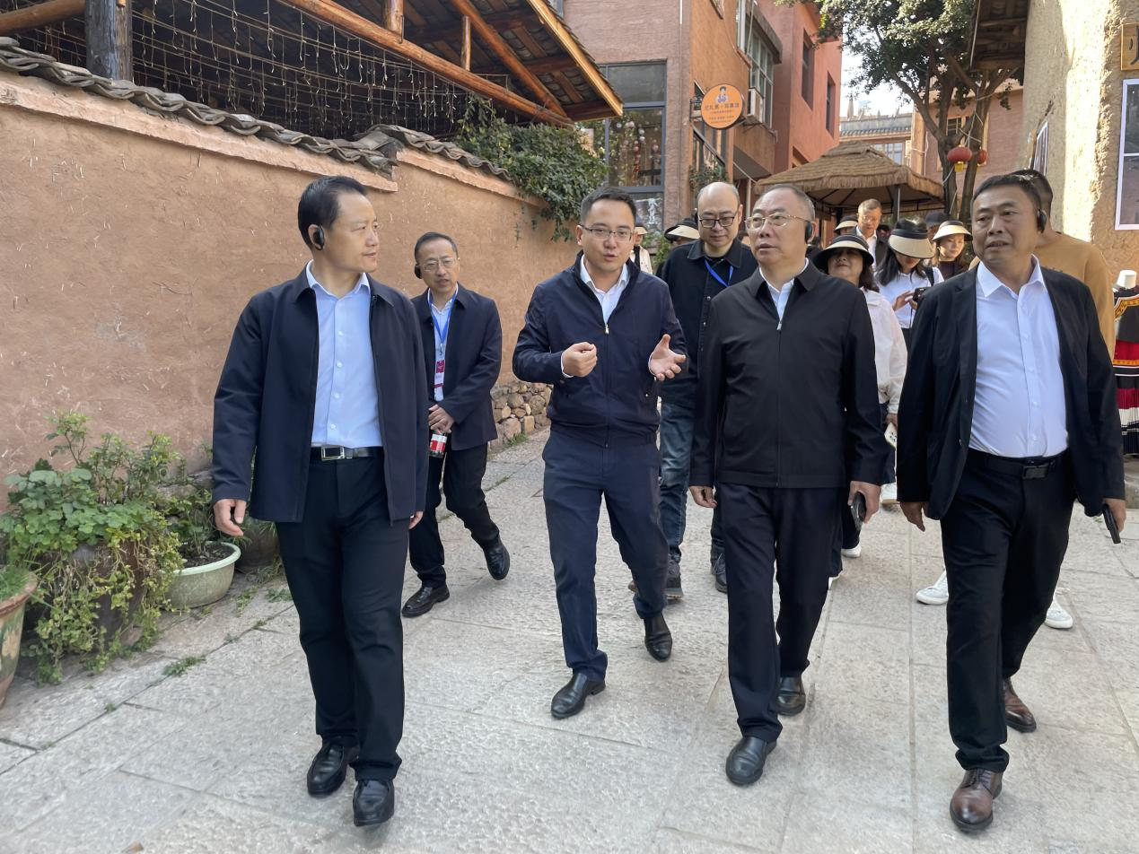 全省文化旅游融合示范項(xiàng)目工作總結(jié)交流會(huì)代表團(tuán)考察學(xué)習(xí)大石板項(xiàng)目(圖4)