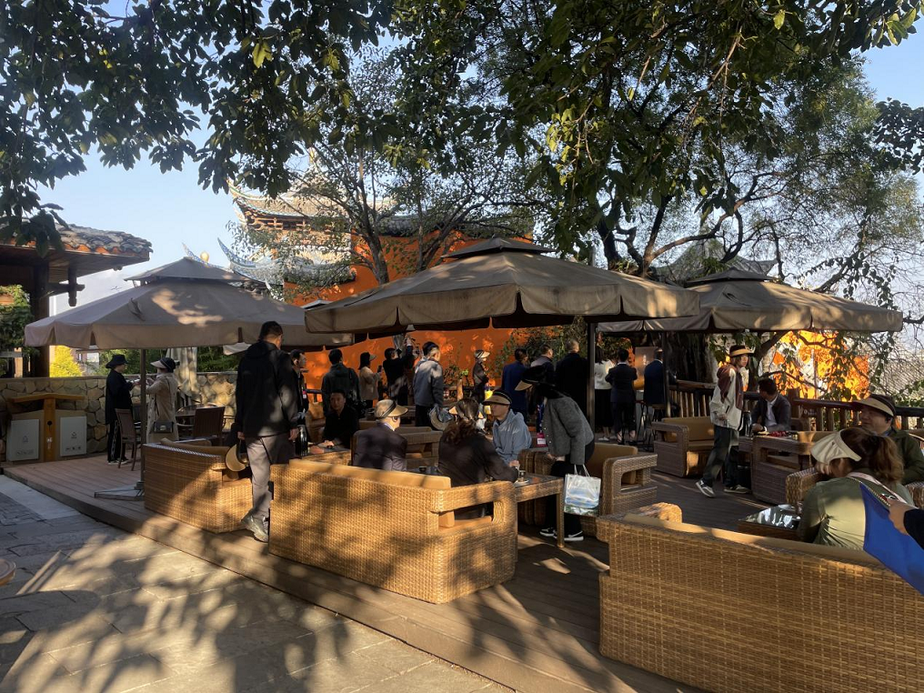 全省文化旅游融合示范項(xiàng)目工作總結(jié)交流會(huì)代表團(tuán)考察學(xué)習(xí)大石板項(xiàng)目(圖5)