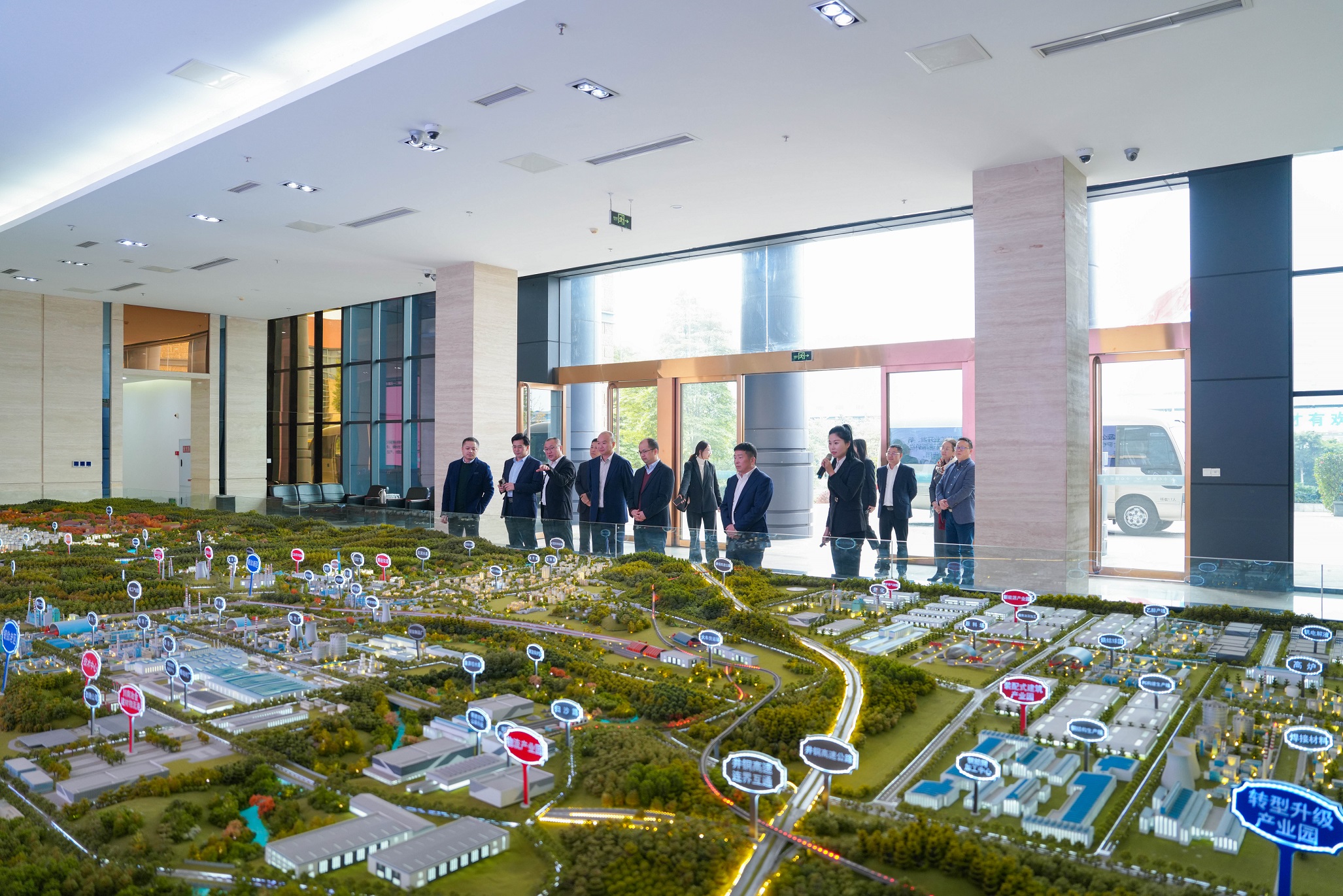 重慶大學管理科學與房地產學院與四川通宇物流有限公司簽訂戰(zhàn)略合作協(xié)議(圖1) 重慶大學管理科學與房地產學院與四川通宇物流有限公司簽訂戰(zhàn)略合作協(xié)議(圖1)