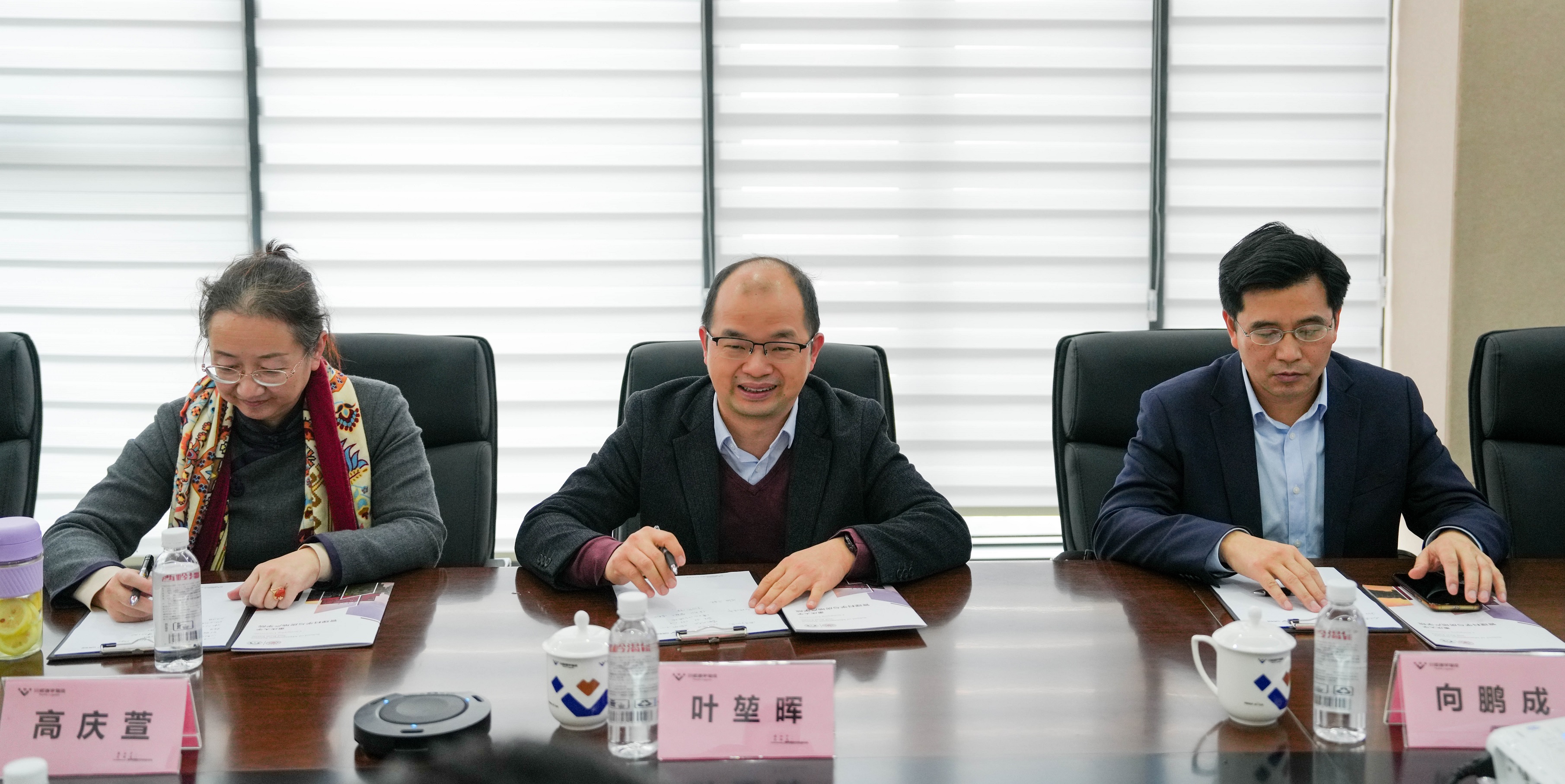 重慶大學管理科學與房地產學院與四川通宇物流有限公司簽訂戰(zhàn)略合作協(xié)議(圖3) 重慶大學管理科學與房地產學院與四川通宇物流有限公司簽訂戰(zhàn)略合作協(xié)議(圖3)