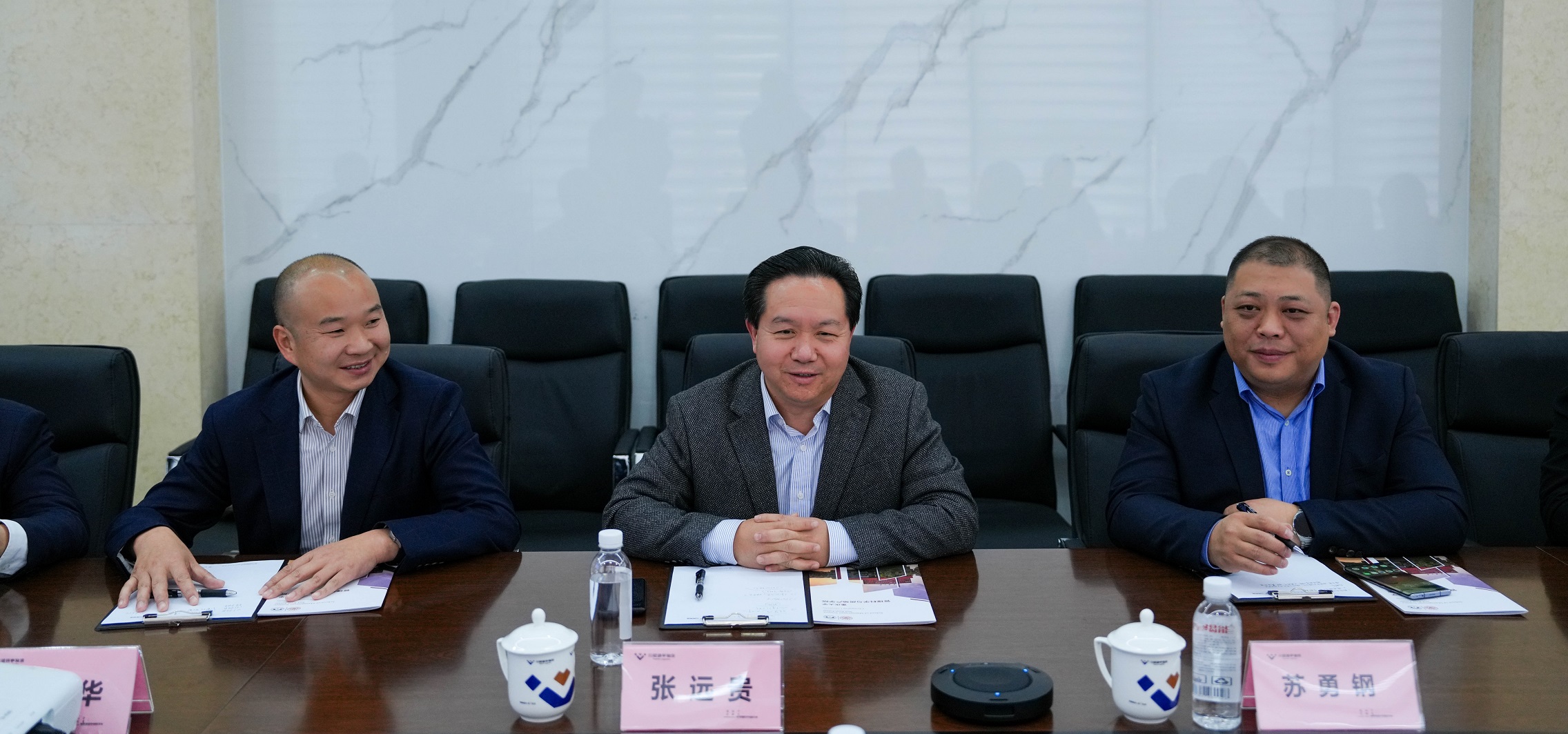 重慶大學管理科學與房地產學院與四川通宇物流有限公司簽訂戰(zhàn)略合作協(xié)議(圖4) 重慶大學管理科學與房地產學院與四川通宇物流有限公司簽訂戰(zhàn)略合作協(xié)議(圖4)