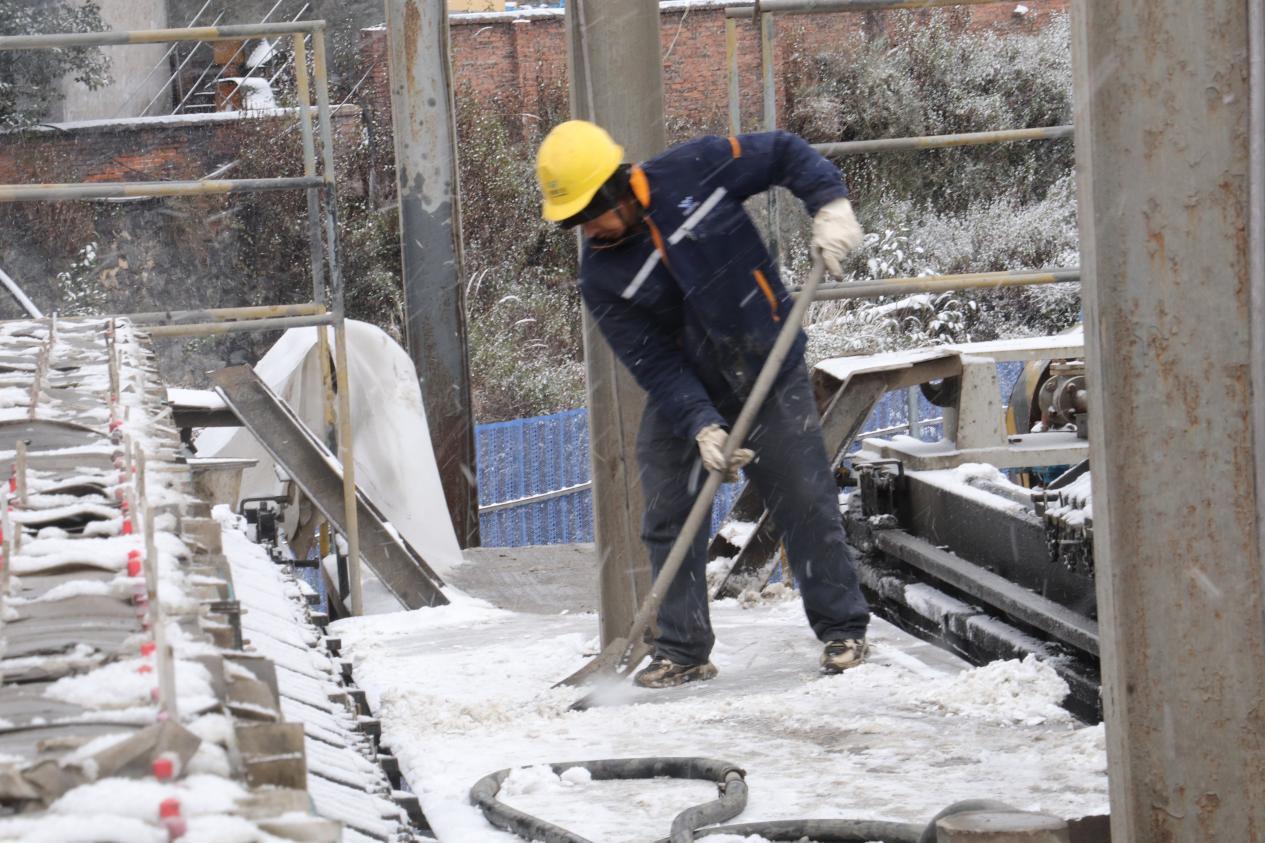 戰(zhàn)風雪，斗嚴寒！ ——聯(lián)鑫礦業(yè)公司會理區(qū)域全力護航節(jié)前安全生產(chǎn)(圖3)