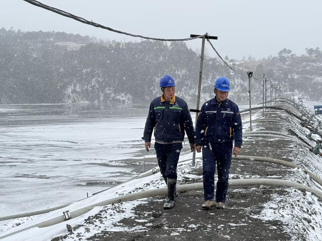 戰(zhàn)風雪，斗嚴寒！ ——聯(lián)鑫礦業(yè)公司會理區(qū)域全力護航節(jié)前安全生產(chǎn)(圖4)