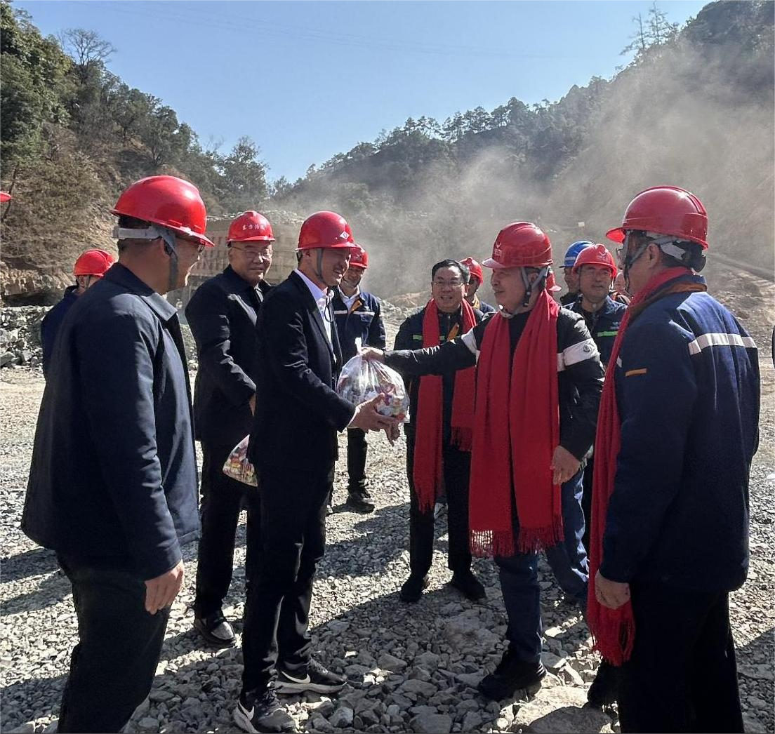 新春第一天董事長到礦山(圖1) 新春第一天董事長到礦山(圖1)