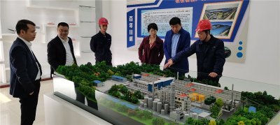 大連博融新材料公司、融科儲能公司蒞臨川威集團(tuán)共同探討釩電池產(chǎn)業(yè)合作