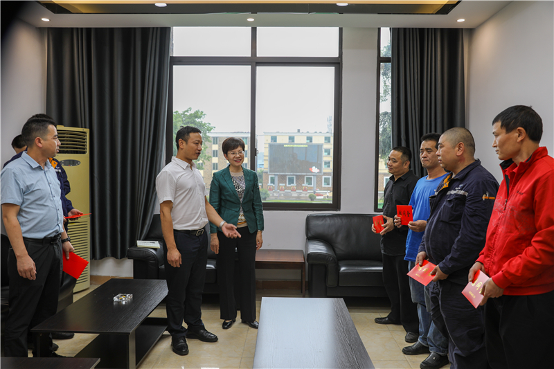 內(nèi)江市總工會(huì)到川威開(kāi)展“工會(huì)進(jìn)萬(wàn)家”調(diào)研走訪慰問(wèn)(圖2)