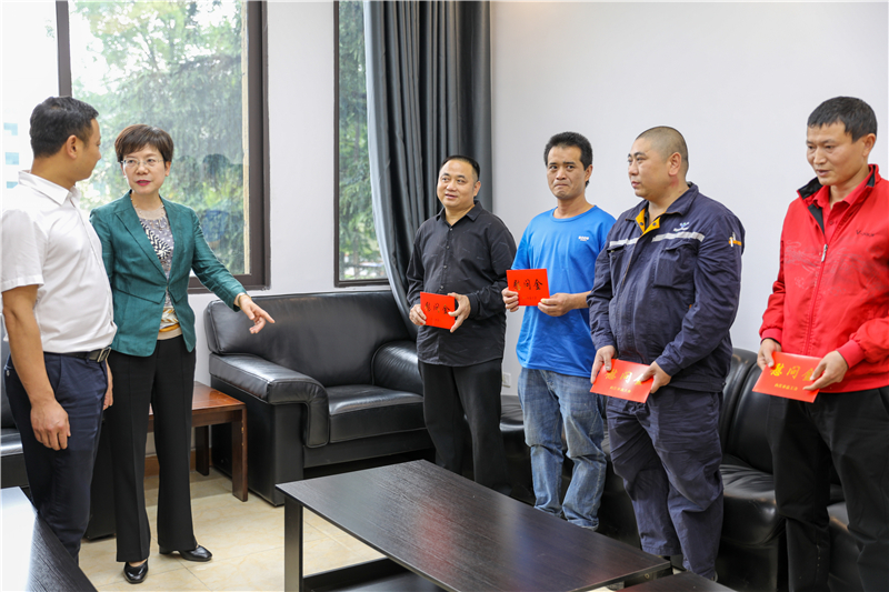 內(nèi)江市總工會(huì)到川威開(kāi)展“工會(huì)進(jìn)萬(wàn)家”調(diào)研走訪慰問(wèn)(圖3)