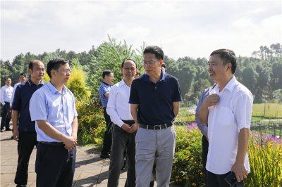 四川省政協(xié)副主席鐘勉一行蒞臨川威連界基地參觀調研
